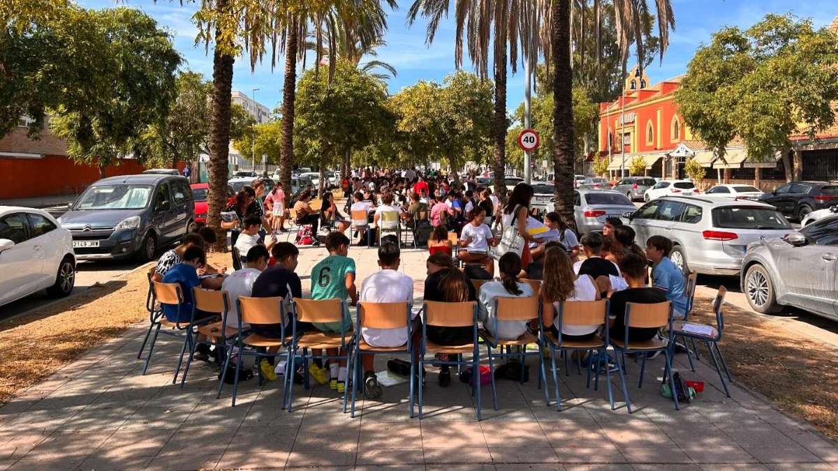 Alumnos del IES Lola Flores dando clase en la calle | Izquierda Unida - La Confluencia