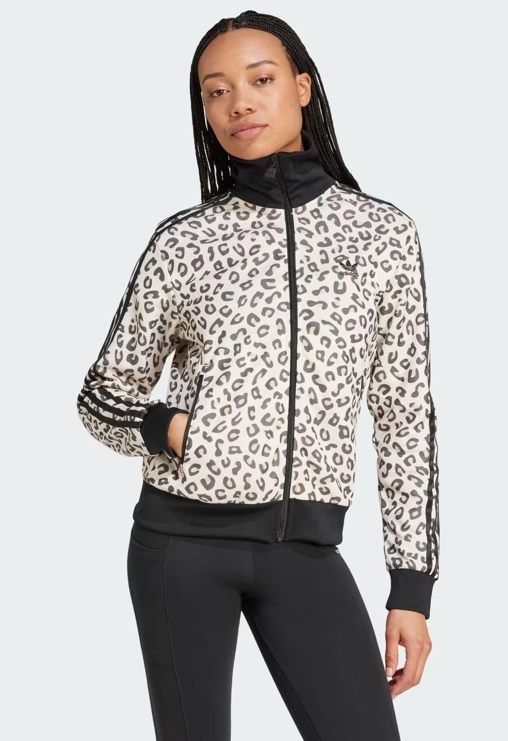 La nueva chaqueta Firebird Leopard de Adidas