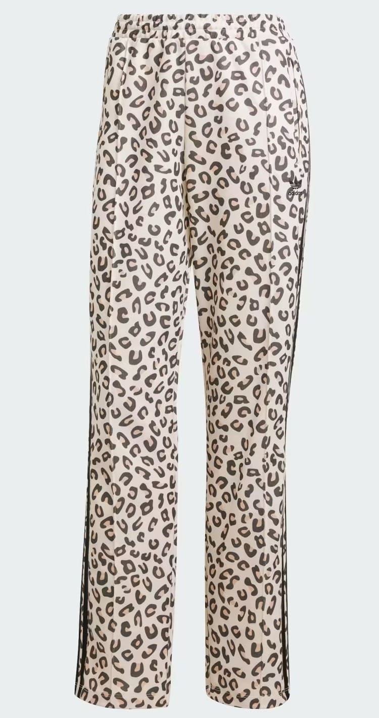 El nuevo pantalón Firebird Leopard de Adidas