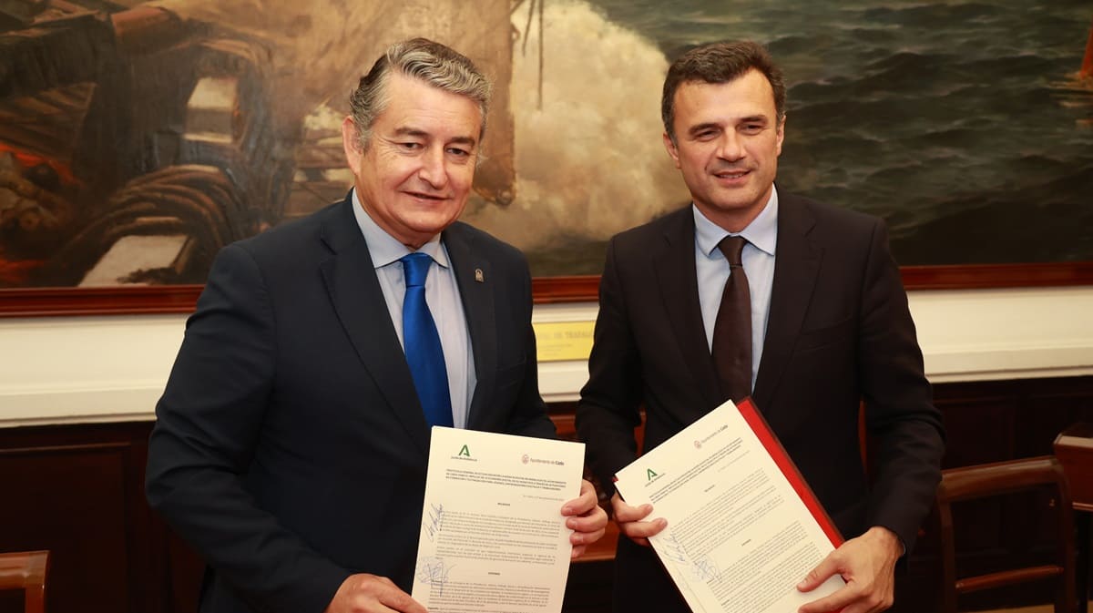 Antonio Sanz, junto al alcalde de Cádiz, Bruno García, en una imagen de archivo | Cristo García