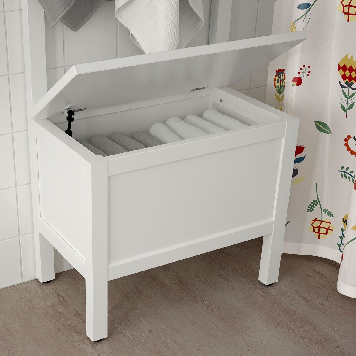 Banco con toallero de la serie HEMNES de Ikea