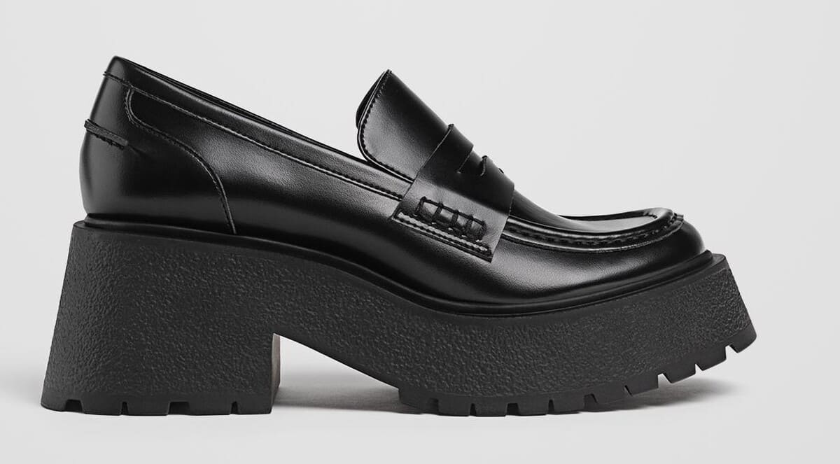 Mocasín de tacón con detalle de antifaz