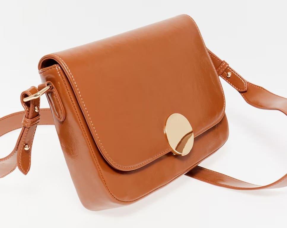 Bolso Saddle rígido con broche