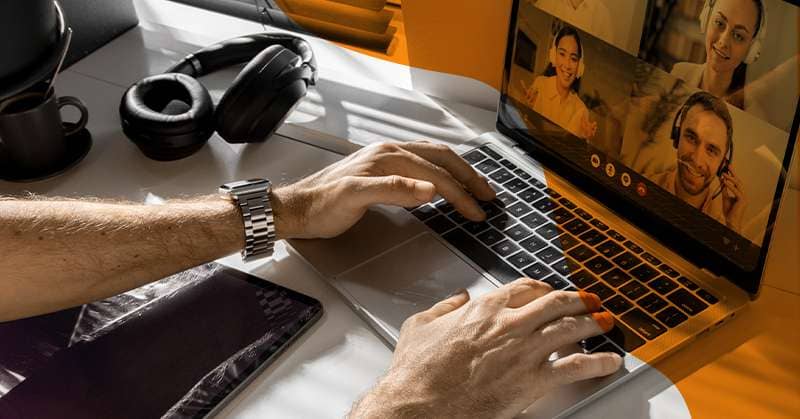 Una persona comunicándose por videoconferencia