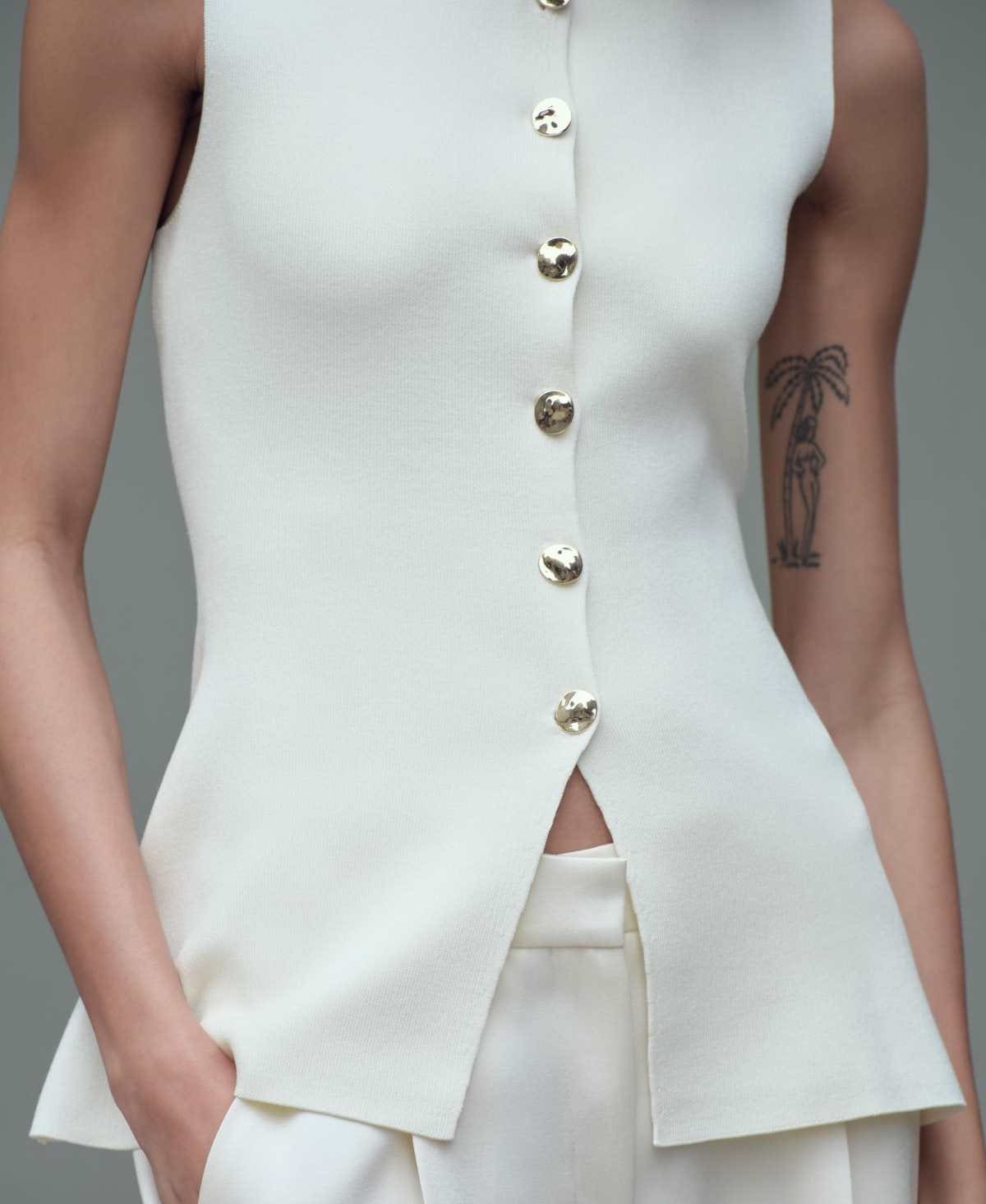 Chaleco punto liso botón dorado de Zara