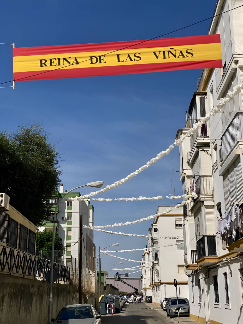Banderolas en el barrio de Las Viñas