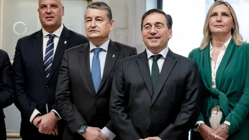 El ministro de Asuntos Exteriores, José Manuel Albares, y el consejero andaluz Antonio Sanz, en una pasada reunión