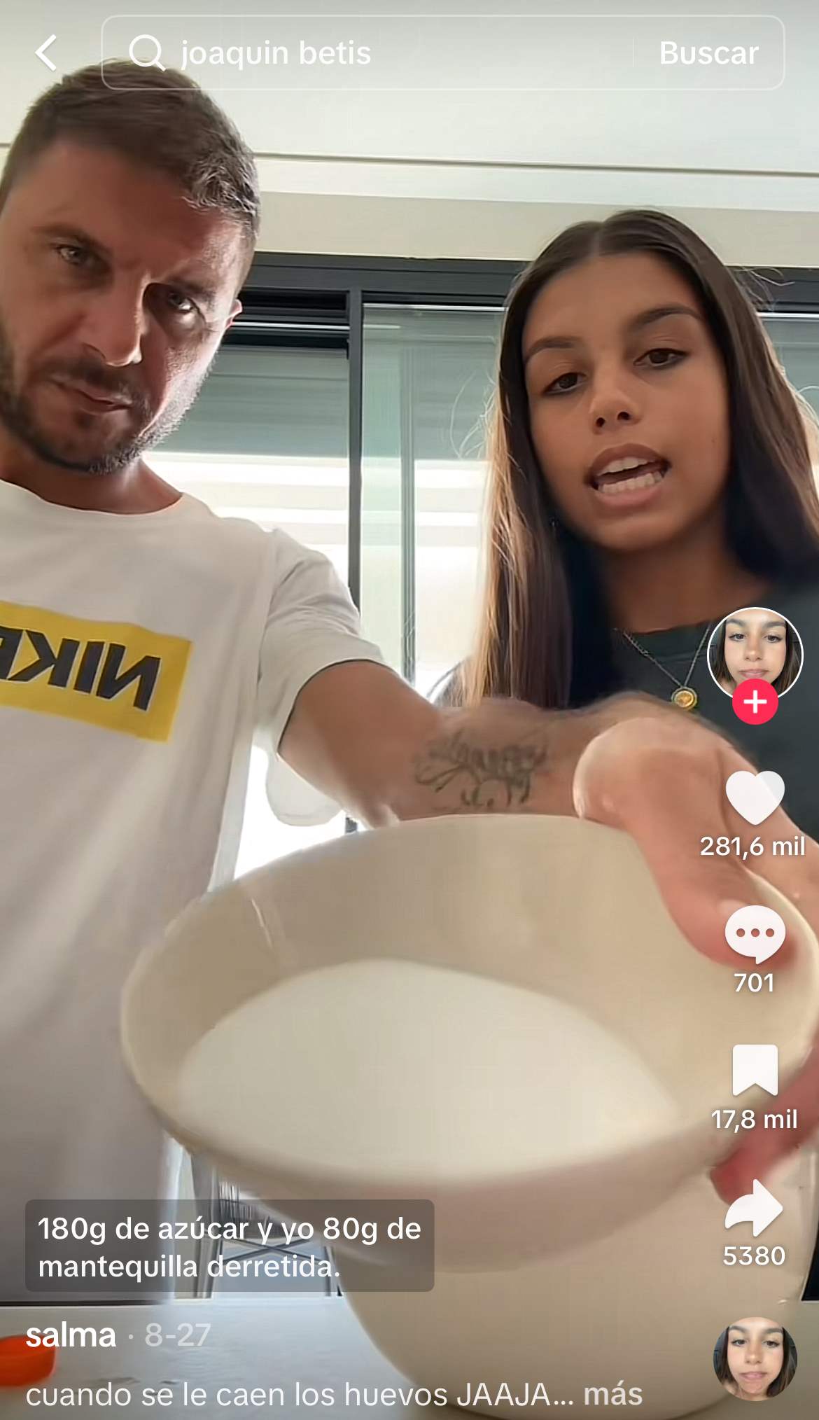 Joaquín cocinando una tarta con su hija Salma | @salma.sancheez