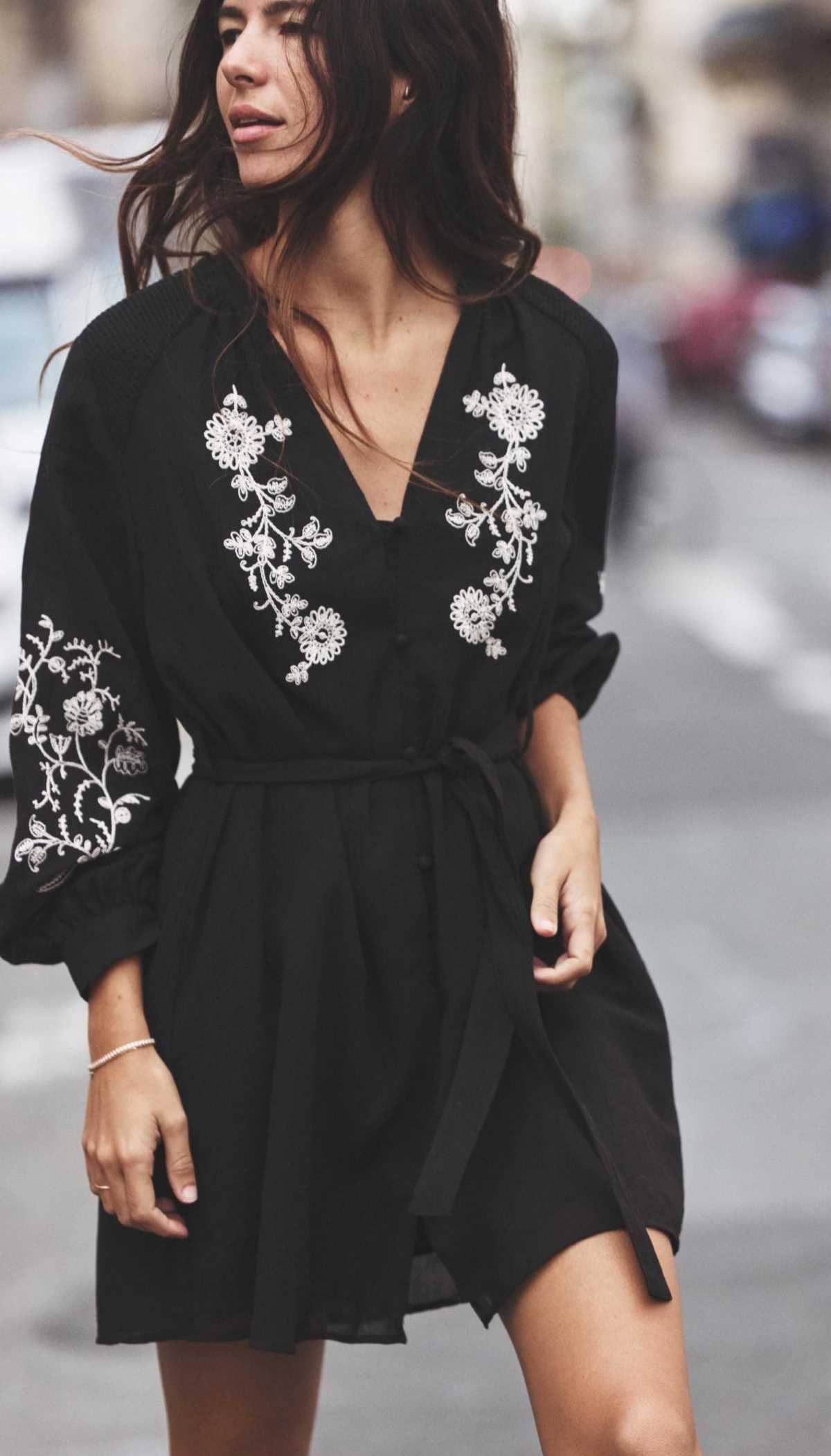 Vestido mini bordados de Zara