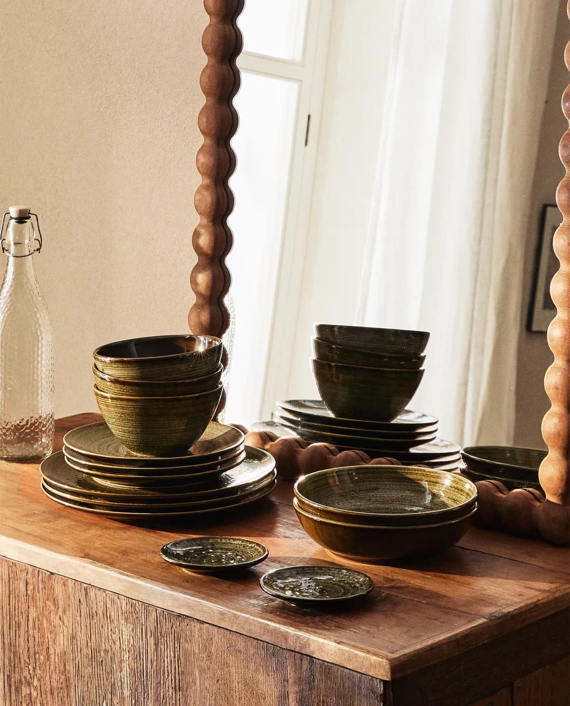 Vajilla de loza con detalles en relieve