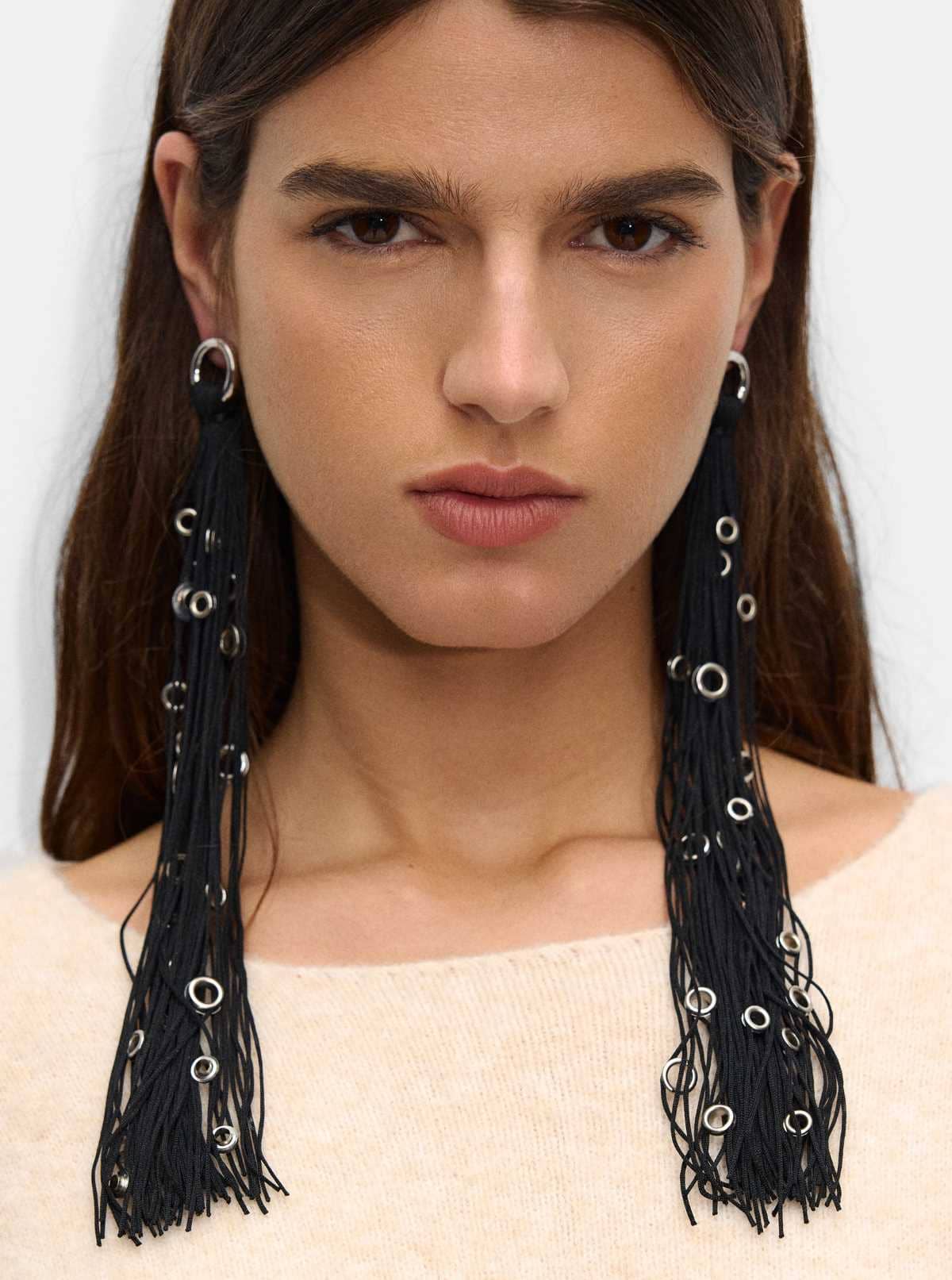 Pendientes Largos Con Flecos y tachuelas de Parfois