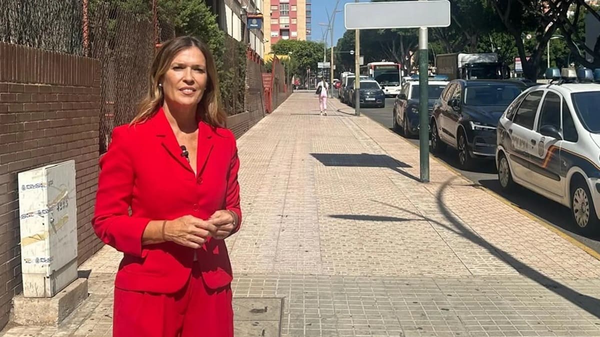 La diputada nacional Ana Martínez Labella, ante la Comisaría de Almería.