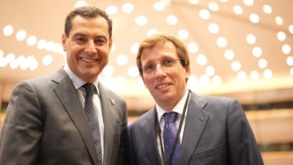 Juanma Moreno ha coincidido en Bruselas con el alcalde de Madríd José Luis Martínez-Almeida