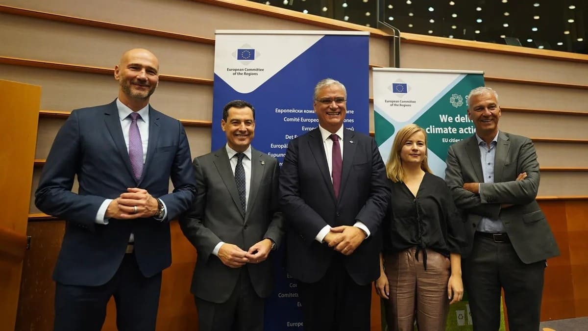 Juanma Moreno con el presidente del Comité Europeo de las Regiones, Vasco Cordeiro, y con participantes de la COP29iones