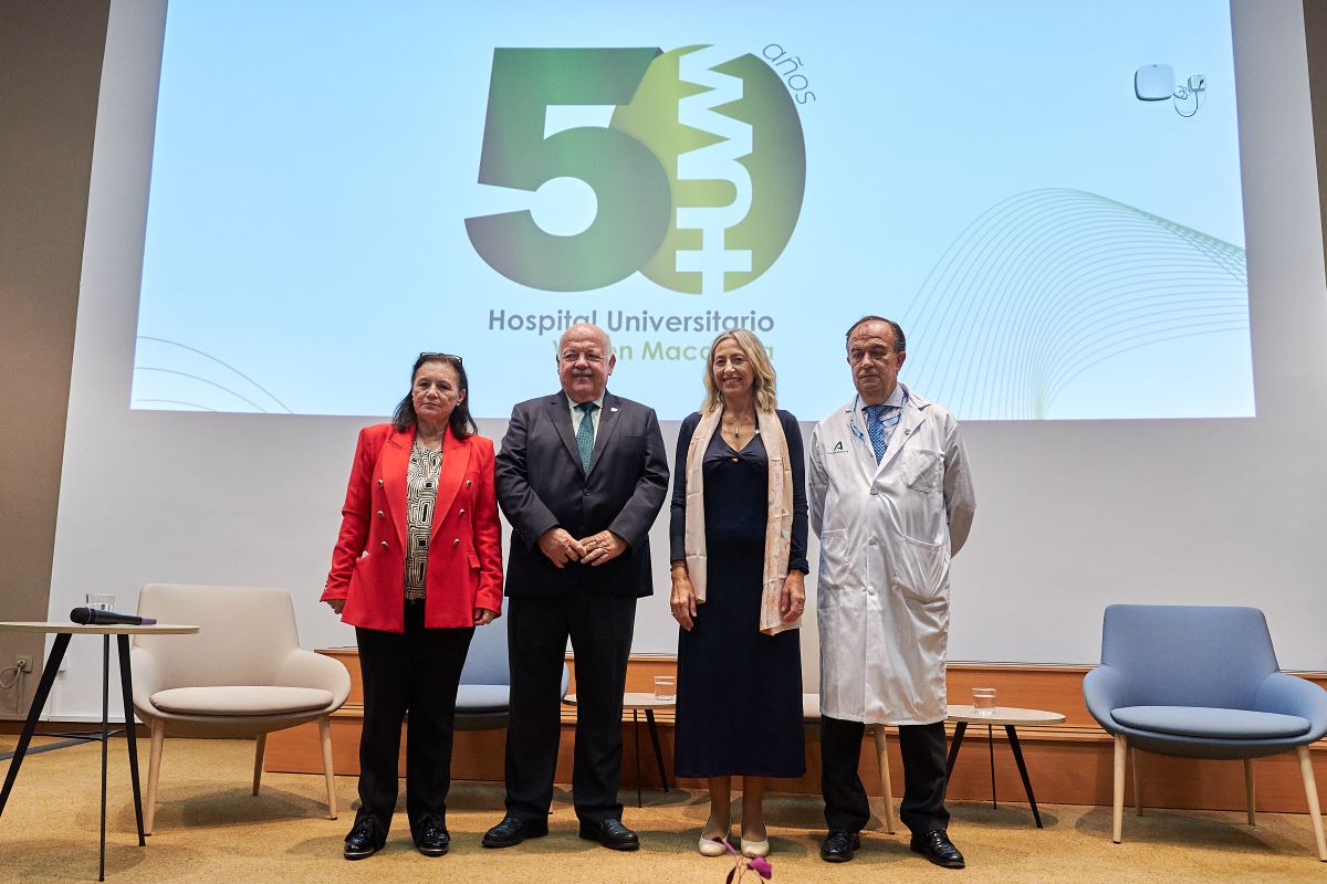 Jesús Aguirre y Rocío Hernández junto a responsables del Hospital Virgen Macarena | Salvador López Medina para El MIRA
