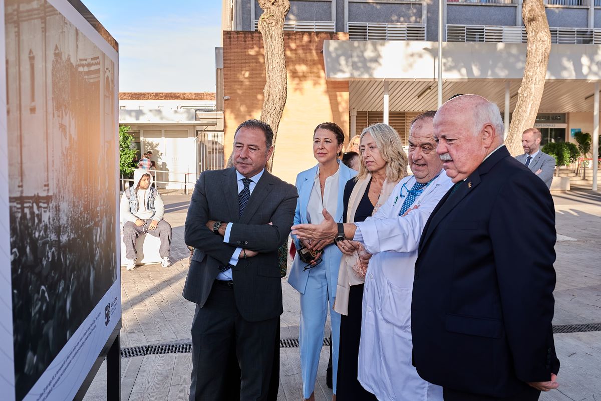 Jesús Aguirre y Rocío Hernández junto a responsables del Hospital Virgen Macarena | Salvador López Medina para El MIRA
