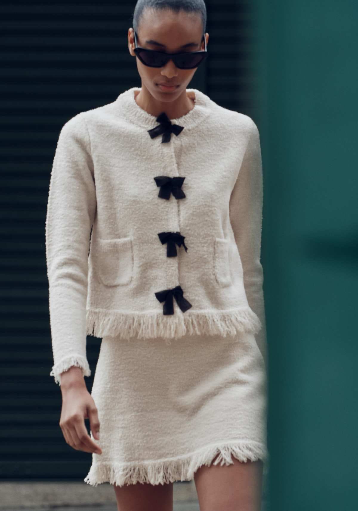 Conjunto de chaqueta y mini falda con lazos de Zara