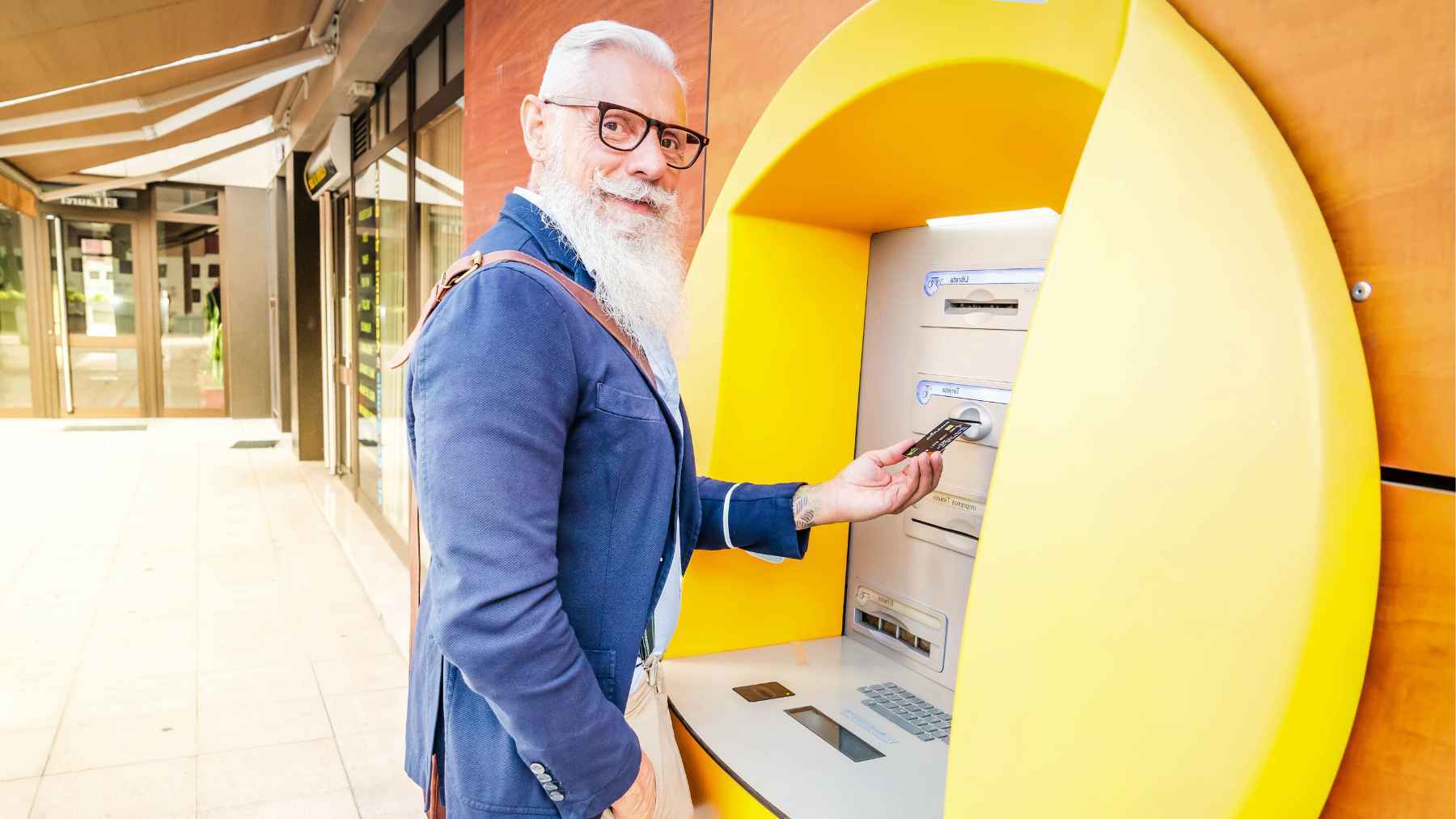 Un pensionista sacando dinero del banco