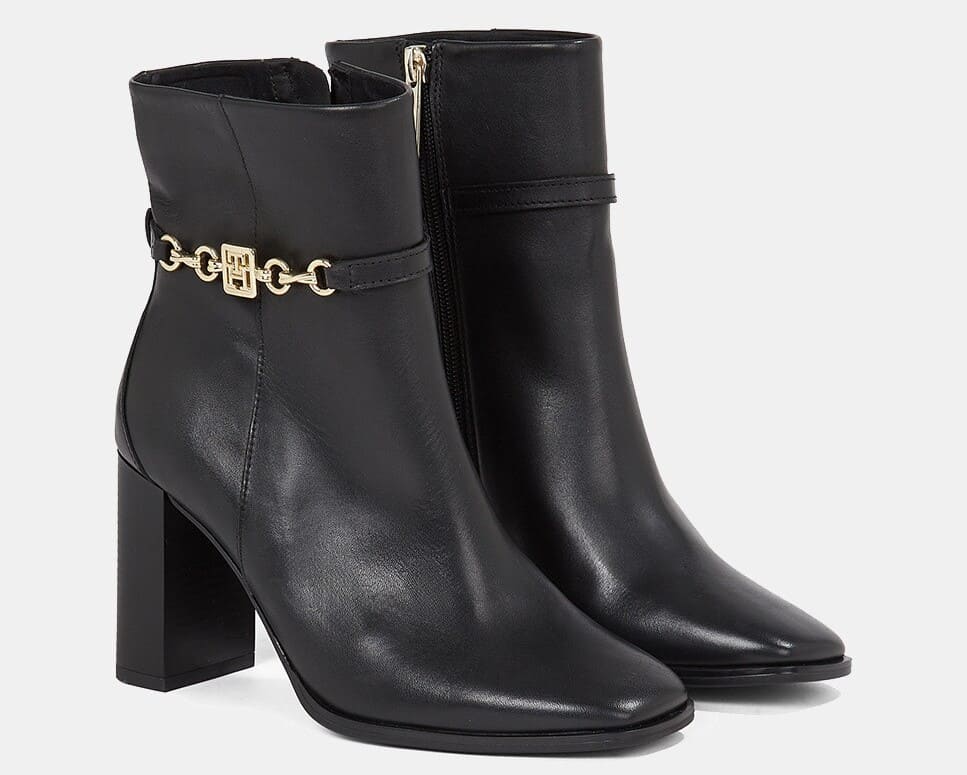 Botas de piel con tacón ancho y cadena dorada con distintivo de Tommy Hilfiger
