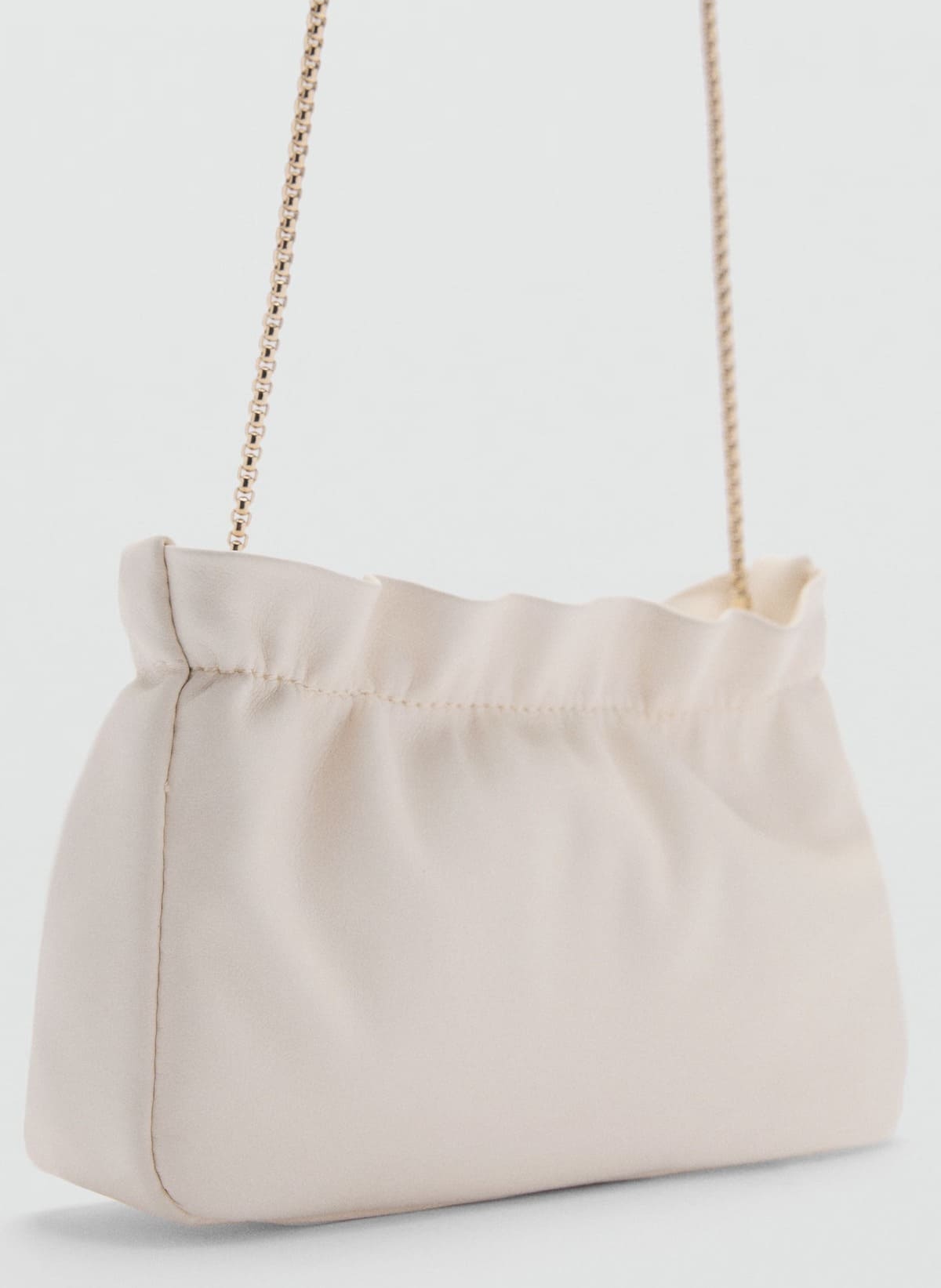 El bolso mini con asa de cadena en color crudo de Mango