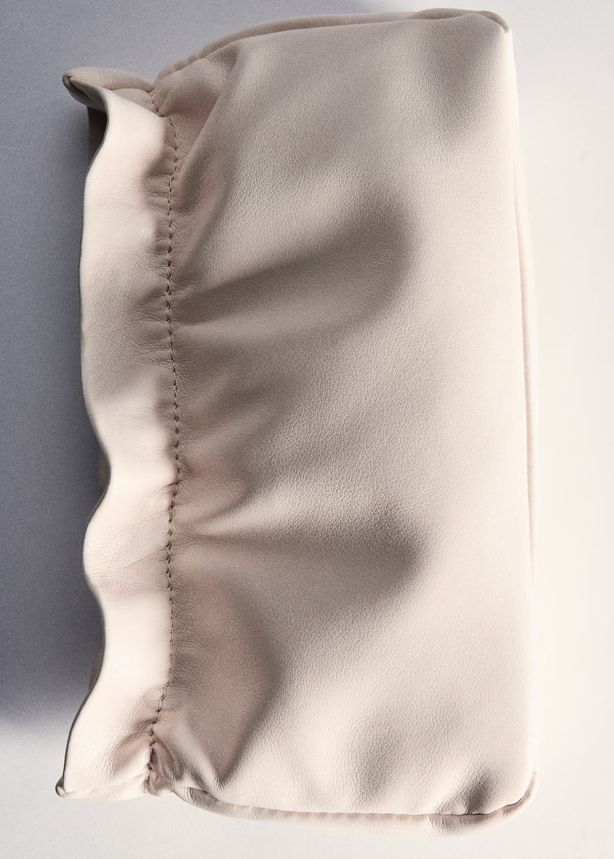 El bolso mini con asa de cadena en color crudo de Mango