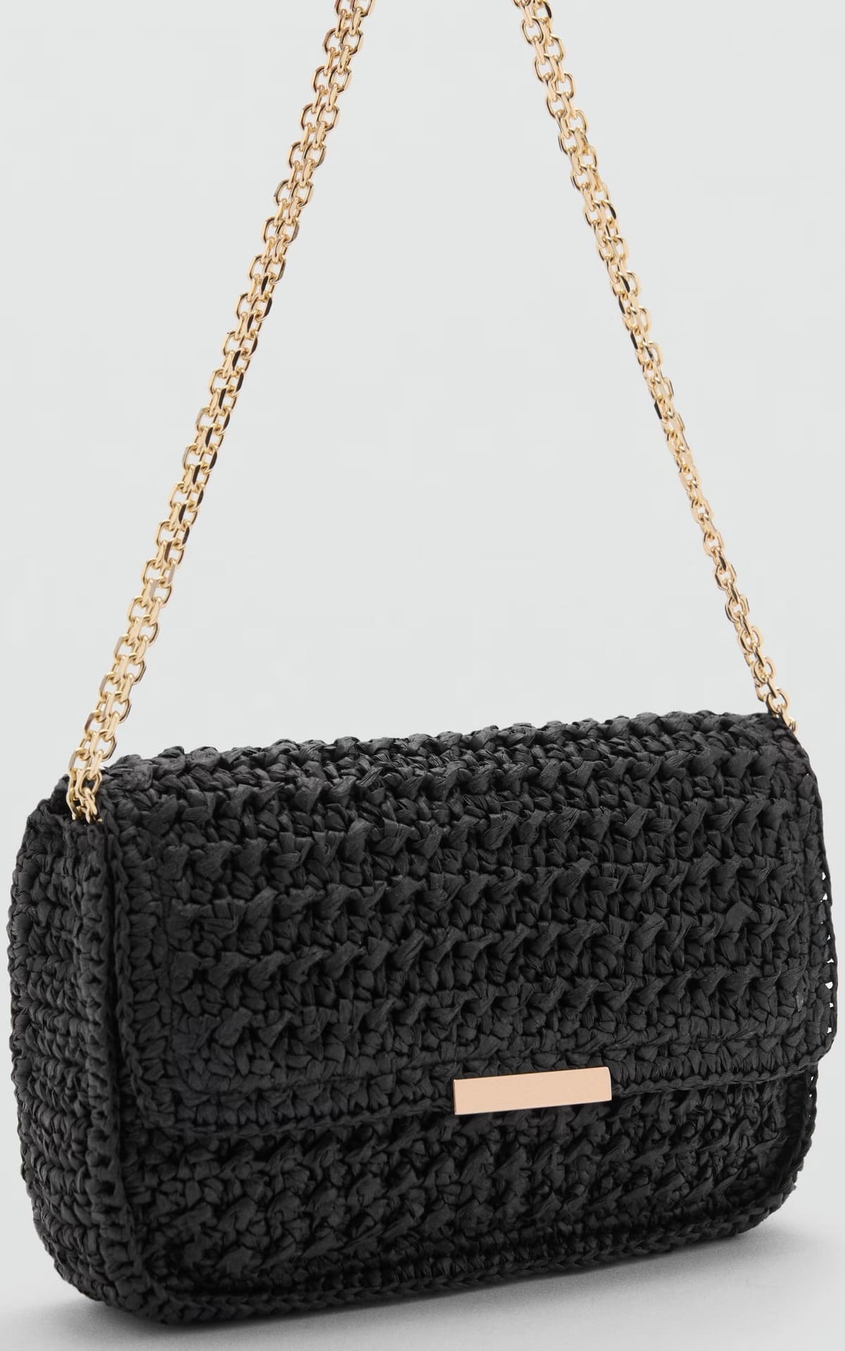 El bolso bandolera de fibra natural negro de Mango