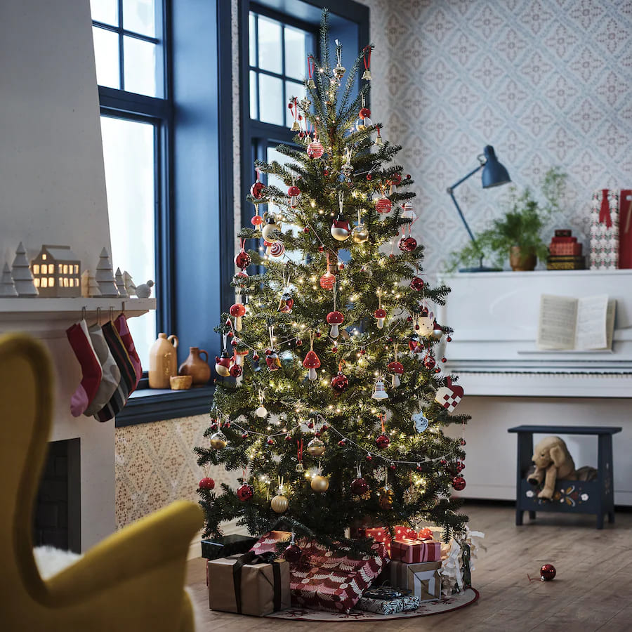 El nuevo árbol de Navidad artificial de 210 centímetros VINTERFINT de Ikea