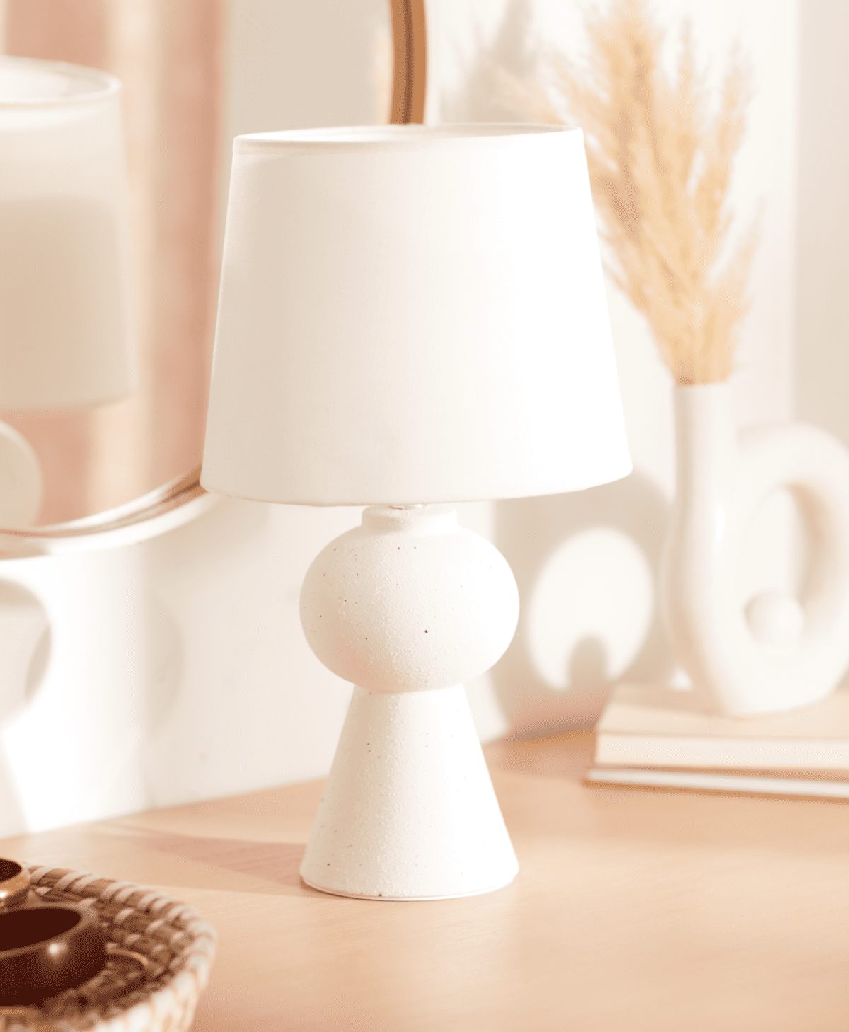 La lámpara de mesa de cerámica color crema de Pepco