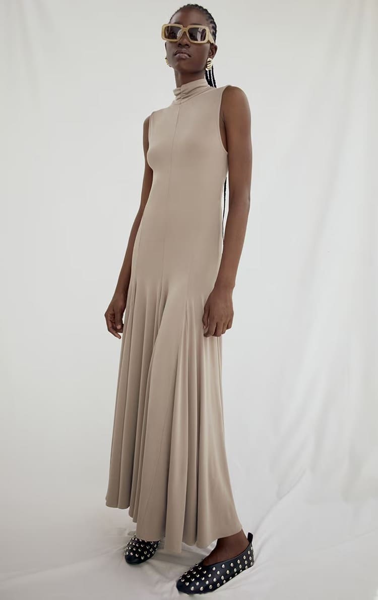 El vestido de vuelo color beige de Sfera en El Corte Inglés