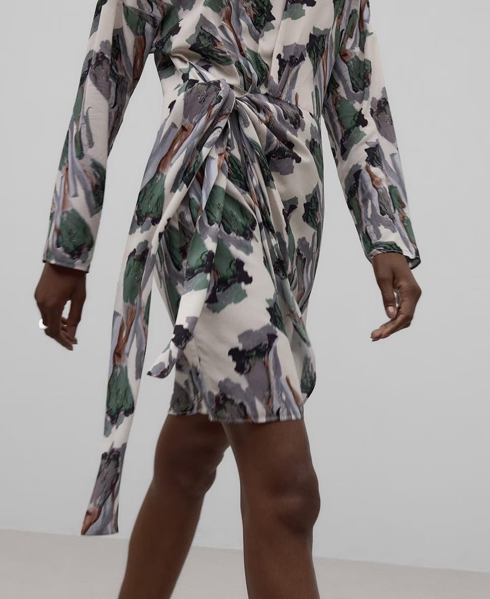 El vestido corto drapeado con nudo de Adolfo Domínguez en El Corte Inglés