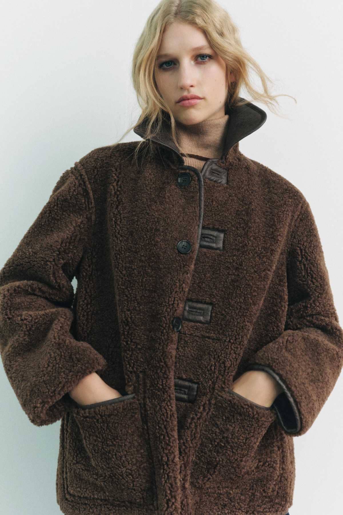 Abrigo doble faz reversible efecto piel de Zara