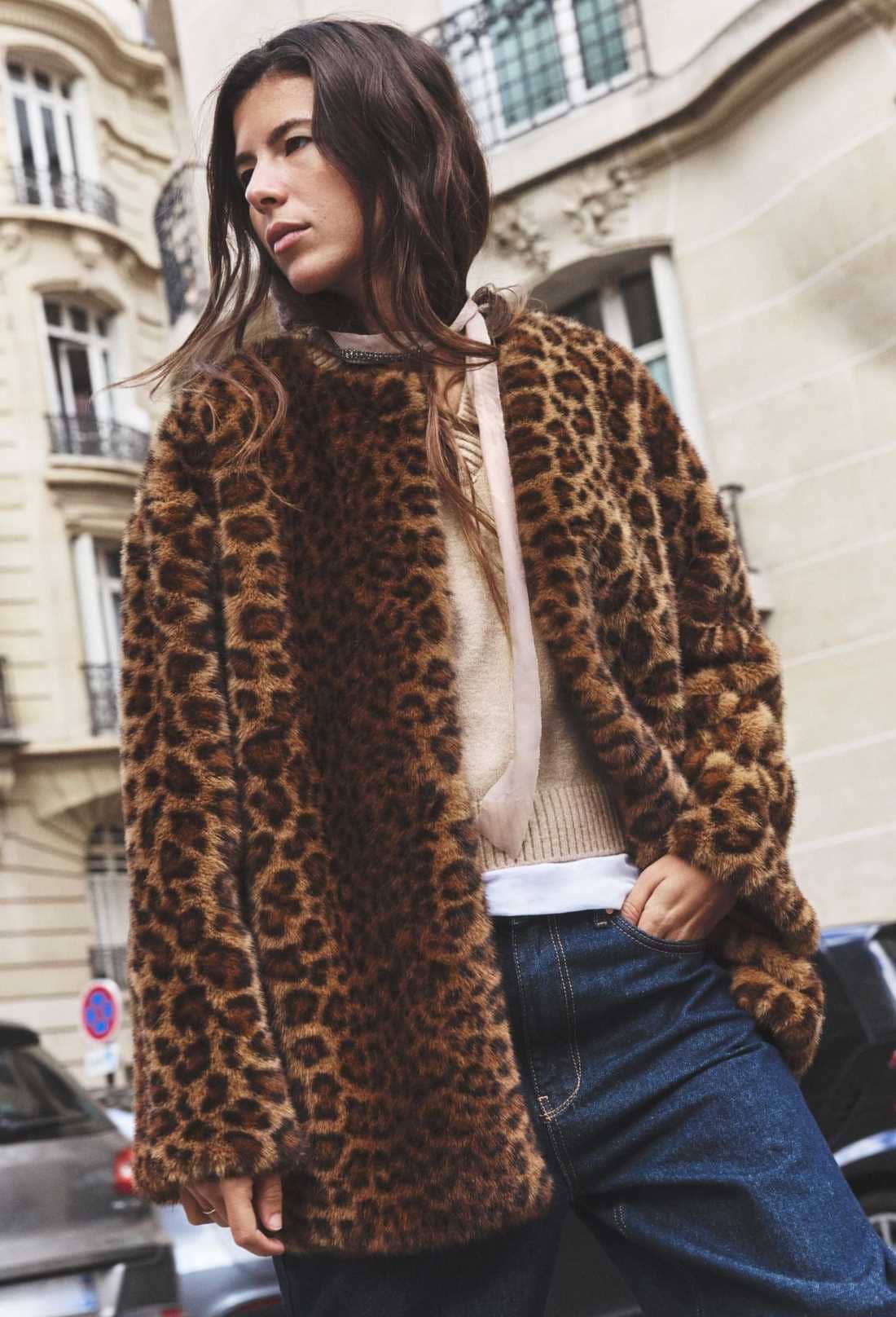 Abrigo efecto pelo estampado animal de Zara