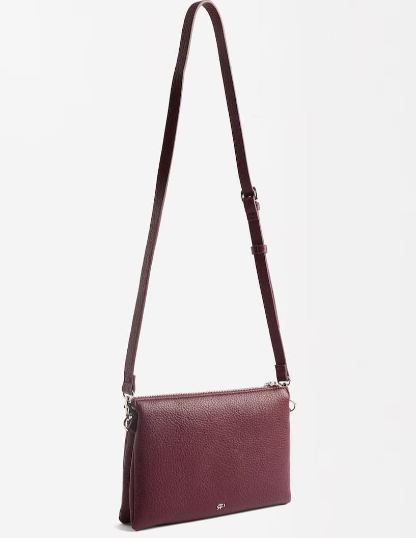 Bandolera fina con tachuelas y cierre de cremallera en liso