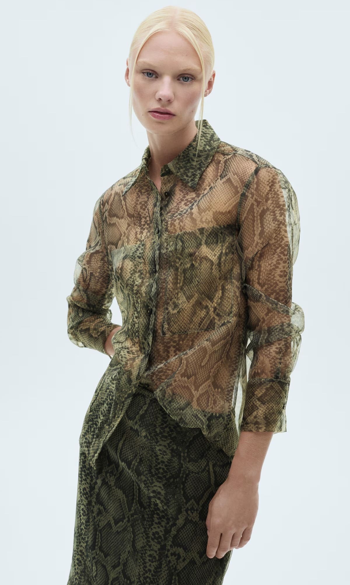 La nueva camisa organza con estampado de serpiente de Mango