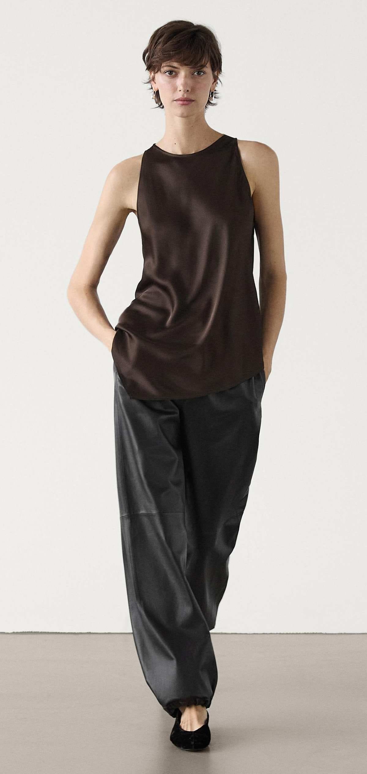 Pantalón parachute piel napa de Massimo Dutti