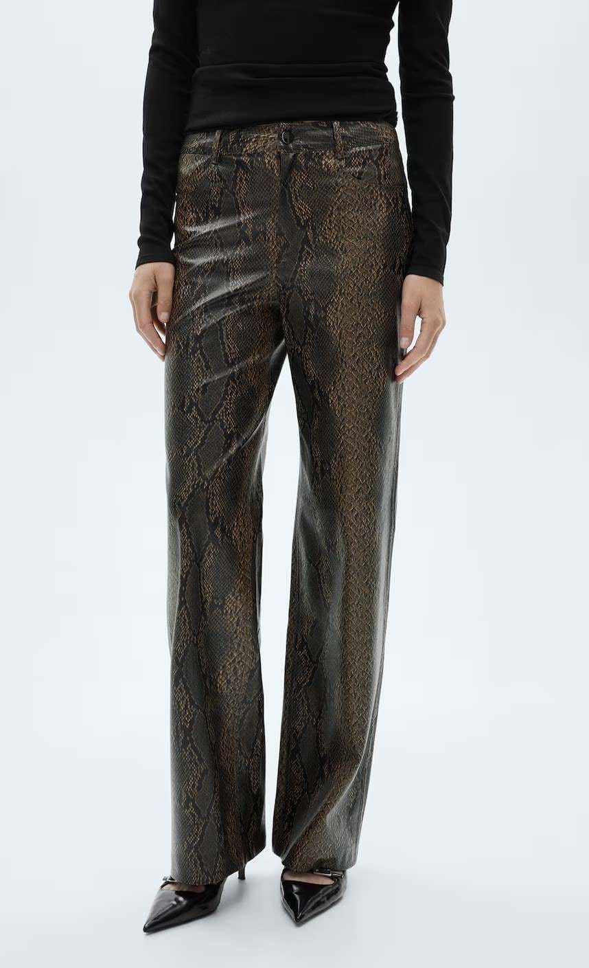 Pantalón recto efecto piel serpiente de Mango