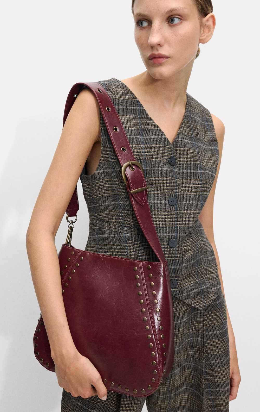 Bolso de hombro con tachuelas de Parfois