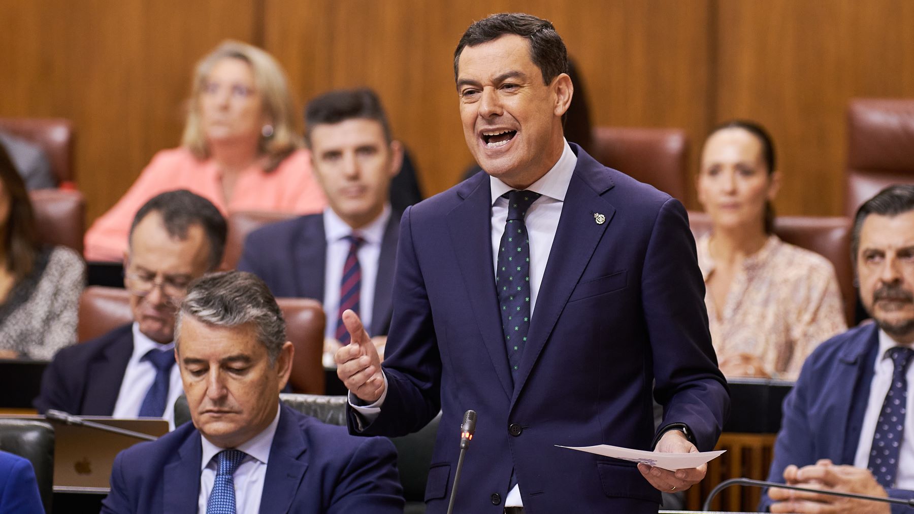 Juanma Moreno en el Pleno del Parlamento de Andalucía | Salvador López Medina