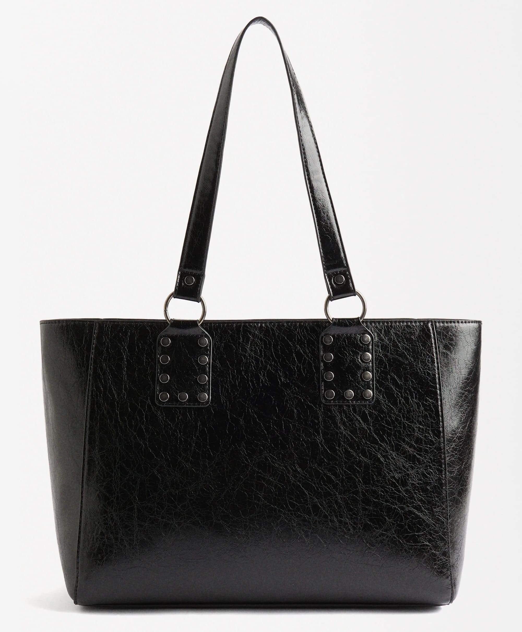 El nuevo bolso shopper con tachuelas en color negro de Parfois