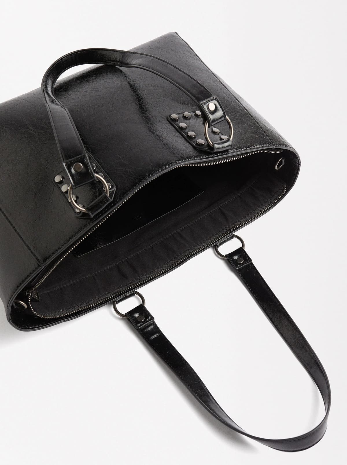 El nuevo bolso shopper con tachuelas en color negro de Parfois