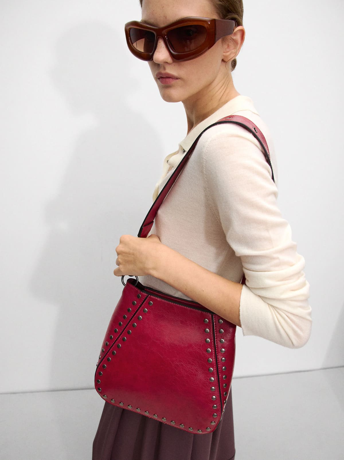 El nuevo bolso de hombro con tachuelas rojo de Parfois