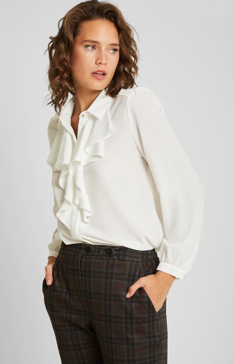 La camisa de mujer de manga larga con volante frontal de Trucco en El Corte Inglés