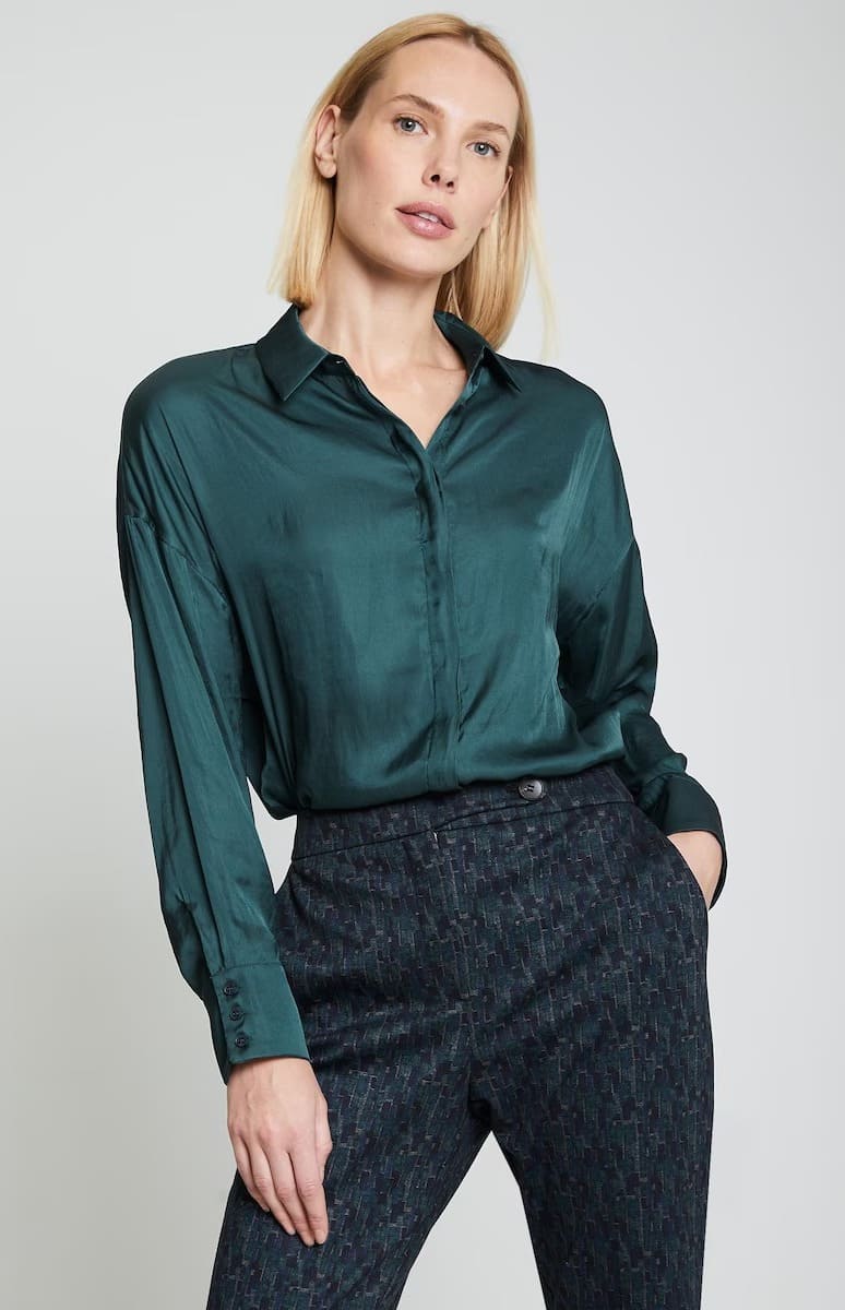 La camisa de mujer satinada de manga larga turquesa de Trucco en El Corte Inglés