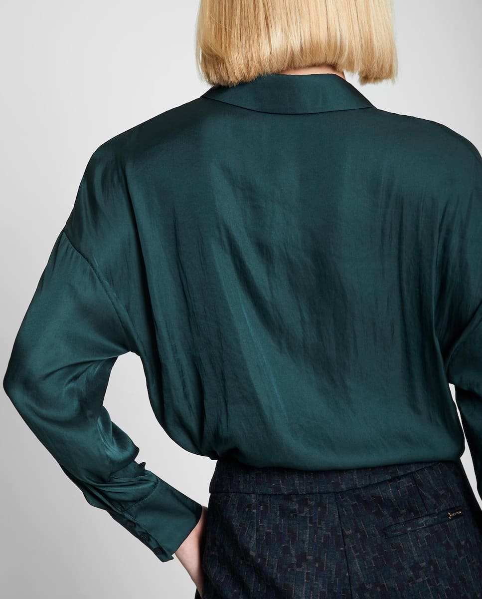 La camisa de mujer satinada de manga larga turquesa de Trucco en El Corte Inglés