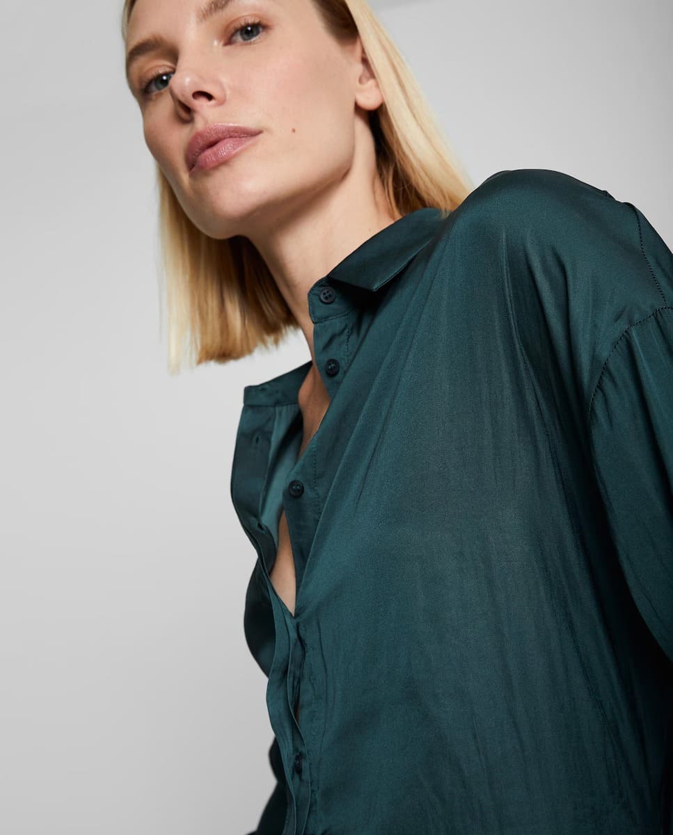 La camisa de mujer satinada de manga larga turquesa de Trucco en El Corte Inglés