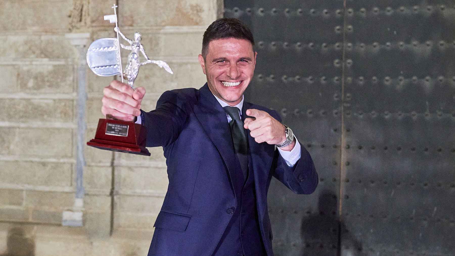 Joaquín Sánchez con el reconocimiento a 'Embajador de Sevilla' | Salvador López Medina para El MIRA