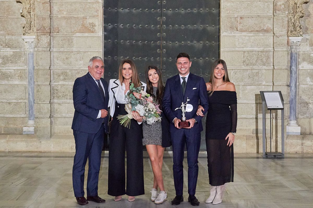 Joaquín Sánchez junto a su familia con el reconocimiento a 'Embajador de Sevilla' | Salvador López Medina para El MIRA