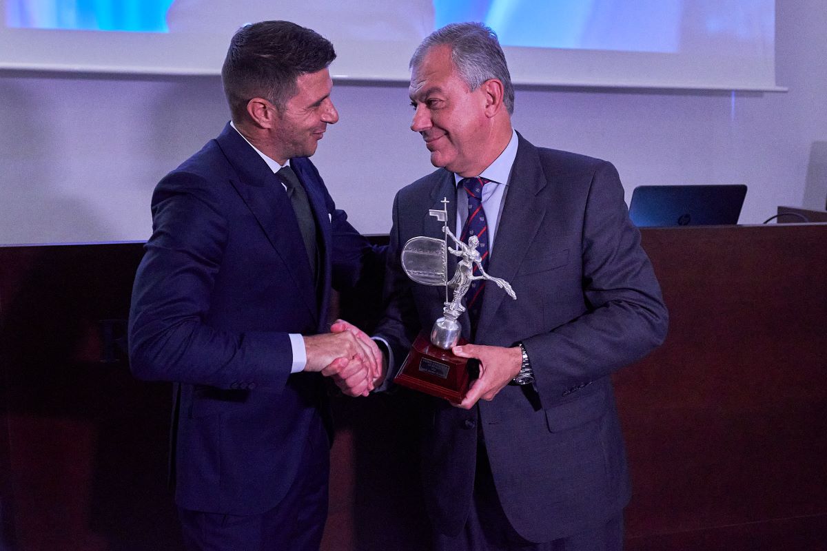Joaquín Sánchez recibe de manos de José Luis Sanz el reconocimiento a 'Embajador de Sevilla' | Salvador López Medina para El MIRA