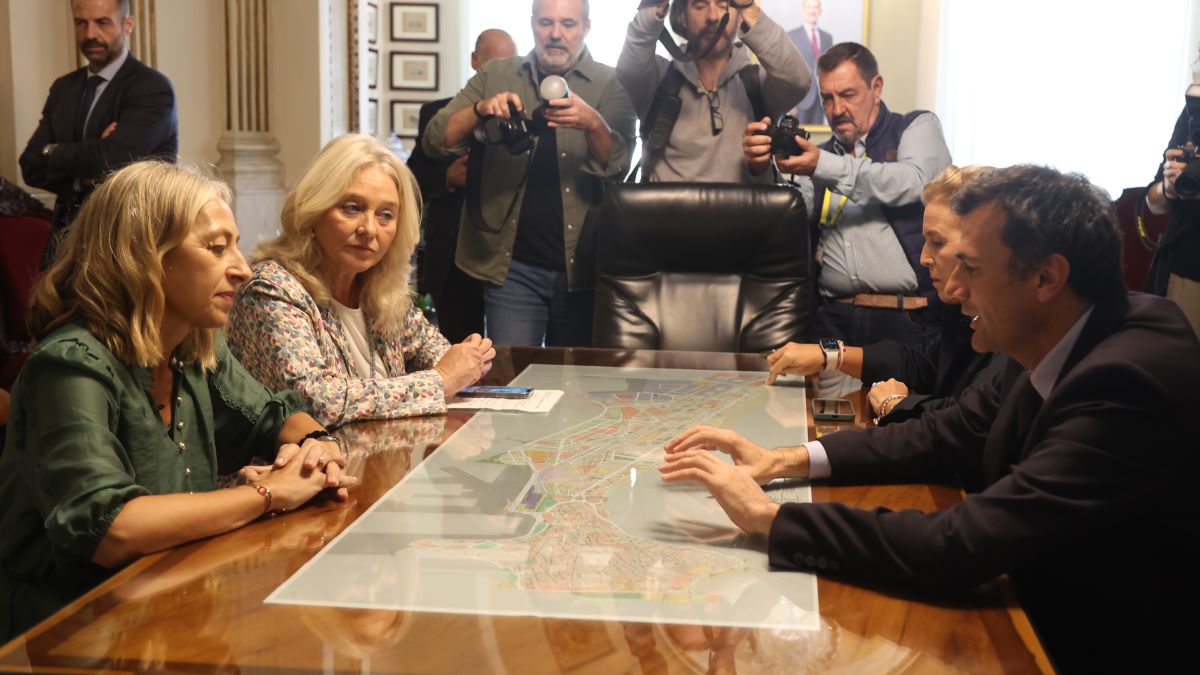 La consejera de Salud y Consumo, Rocío Hernández con Bruno García | Cristo García