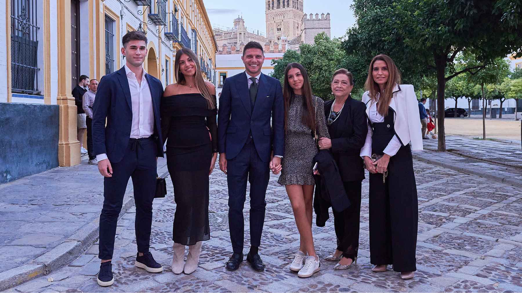 Joaquín Sánchez junto a toda su familia antes de recibir el título de 'Embajador de Sevilla' | Salvador López Medina para El MIRA